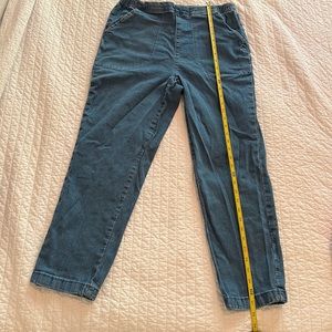 CROFT&BARROW PULL ON WOMENS SIZE MEDIUM JEANS. stretchy feel. Pockets.